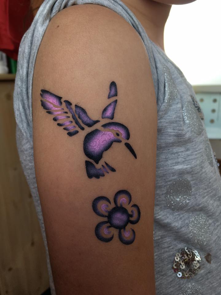 Fialové airbrush tetování kolibříka a kvítku na paži